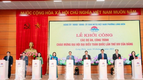Các đại biểu thực hiện nghi lễ khởi công.