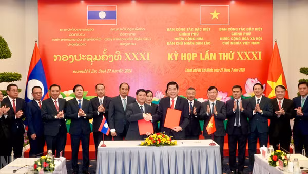 Quang cảnh ký kết biên bản ghi nhớ giữa hai Ban công tác đặc biệt Việt Nam và Lào. 