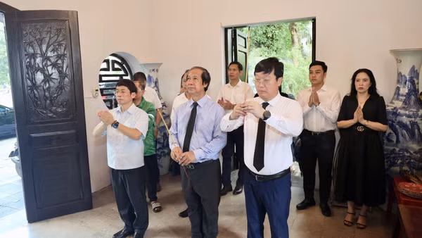 Đoàn dâng hương tại Nhà tưởng niệm các Anh hùng liệt sĩ.