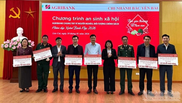 Trao hỗ trợ cho các tổ chức xã hội trên địa bàn. (Ảnh : THANH SƠN)