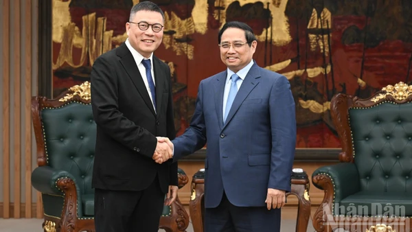 Thủ tướng Chính phủ Phạm Minh Chính và ông Hồng Thiên Chúc, Chủ tịch Tập đoàn Texhong (Trung Quốc). (Ảnh: Trần Hải)