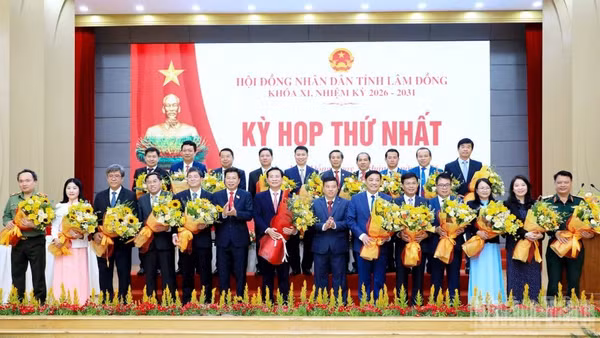 Bí thư Tỉnh ủy Lâm Đồng Y Thanh Hà Niê Kđăm và Chủ tịch Hội đồng nhân dân tỉnh Lưu Văn Trung chúc mừng tập thể lãnh đạo Ủy ban nhân dân tỉnh Lâm Đồng nhiệm kỳ 2026-2031.