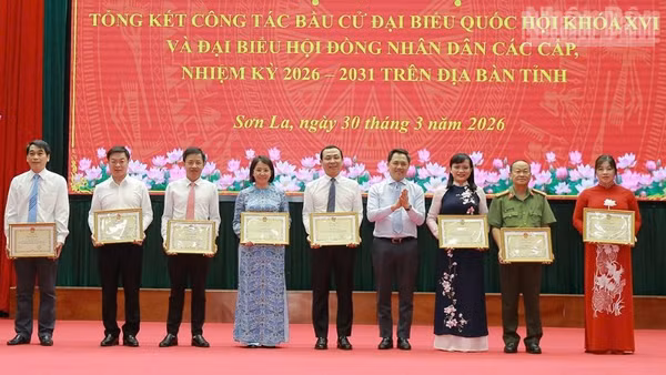 Đồng chí Nguyễn Đình Việt, Phó Bí thư Tỉnh ủy, Chủ tịch Ủy ban nhân dân tỉnh Sơn La tặng Bằng khen cho các tập thể, cá nhân có thành tích xuất sắc trong công tác bầu cử.