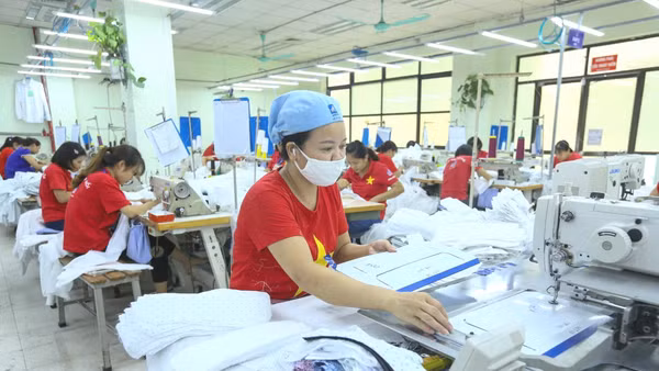 Sản xuất hàng xuất khẩu tại Tổng công ty May 10. (Ảnh: ĐĂNG ANH)