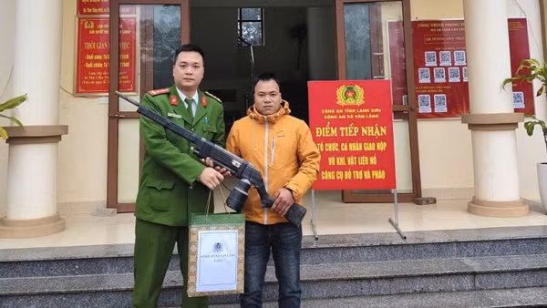 Công an xã Văn Lãng tặng quà và thư khen cho người dân giao nộp vũ khí tại trụ sở.