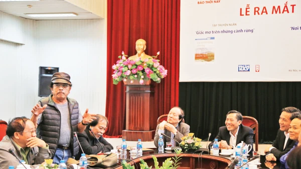 Các trí thức, văn nghệ sĩ trong một cuộc tọa đàm nâng cao chất lượng các ấn phẩm của Báo Nhân Dân.