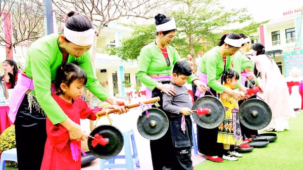 Người dân xã Suối Hai được tạo điều kiện để gìn giữ, trao truyền giá trị văn hóa truyền thống. (Ảnh: KHUẤT DUYÊN)