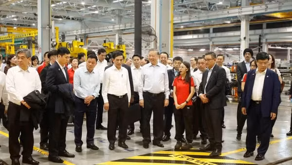 Tổng Bí thư, Chủ tịch nước Tô Lâm thăm Trung tâm Thử nghiệm Đường sắt Singapore. (Ảnh: TTXVN) 