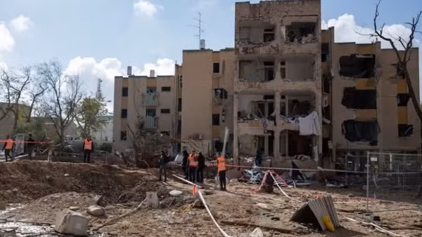 Tòa nhà bị hư hại do trúng tên lửa tại Arad, Israel ngày 22/3/2026. (Nguồn: THX/TTXVN) 