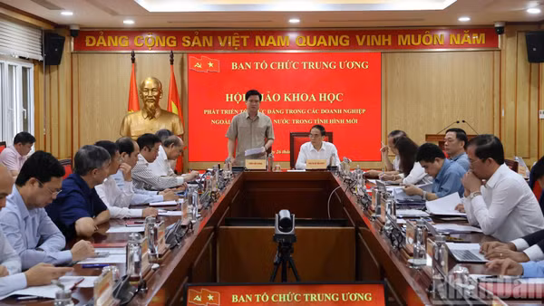 Đồng chí Trần Viết Cường, Vụ trưởng Vụ Cơ sở đảng, đảng viên, Ban Tổ chức Trung ương phát biểu tại hội thảo (Ảnh: Phạm Cường)