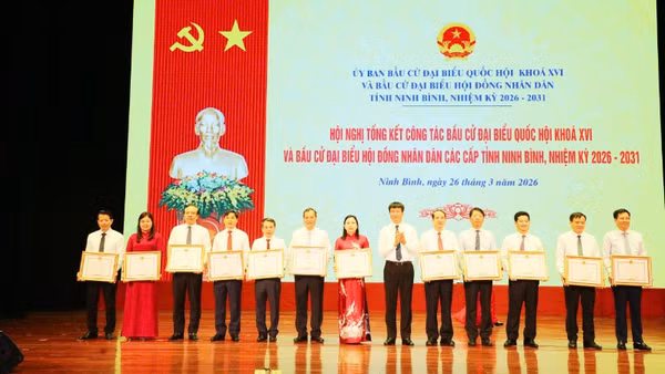 Đồng chí Trần Huy Tuấn, Ủy viên Trung ương Đảng, Bí thư Tỉnh ủy Ninh Bình trao Bằng khen của Chủ tịch Ủy ban nhân dân tỉnh cho các cá nhân có thành tích xuất sắc trong công tác bầu cử.