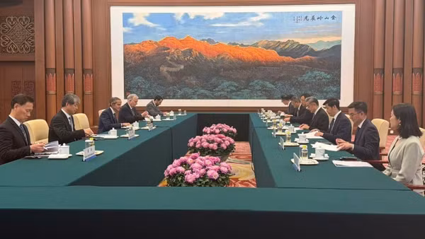 Bộ trưởng Ngoại giao Trung Quốc Vương Nghị gặp Tổng Giám đốc Cơ quan Năng lượng Nguyên tử Quốc tế (IAEA) Rafael Mariano Grossi ngày 26/3. (Nguồn: GCTN)