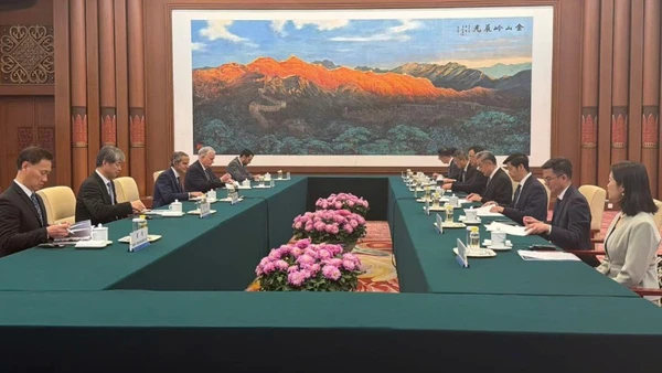 Bộ trưởng Ngoại giao Trung Quốc Vương Nghị gặp Tổng Giám đốc Cơ quan Năng lượng Nguyên tử Quốc tế (IAEA) Rafael Mariano Grossi ngày 26/3. (Nguồn: GCTN)