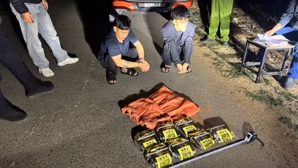 Hai đối tượng cùng số ma túy đá do lực lượng chức năng thu giữ tại hiện trường.