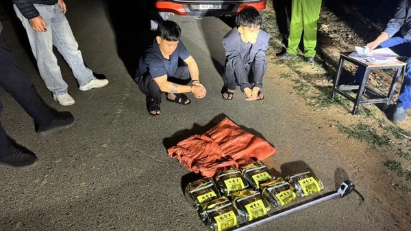 Hai đối tượng cùng số ma túy đá do lực lượng chức năng thu giữ tại hiện trường.