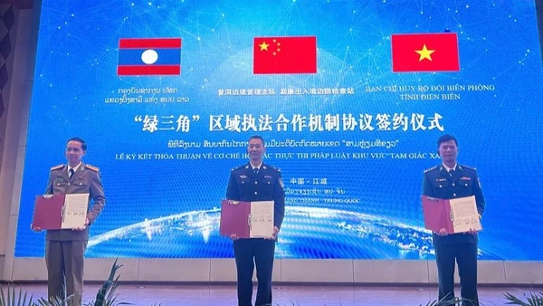 Đại diện các bên ký biên bản ghi nhớ cơ chế hợp tác thực thi pháp luật khu vực "Tam giác xanh" và vùng biên giới tiếp giáp ba nước: Trung Quốc-Lào-Việt Nam. (Ảnh: ANH DŨNG)