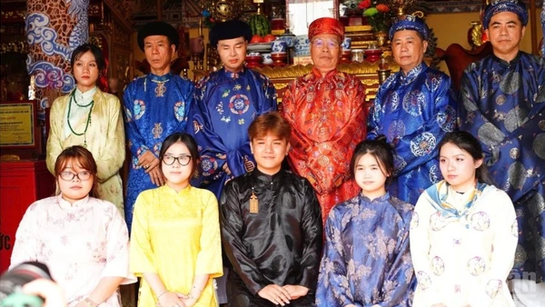 Nghệ nhân ưu tú Lê Văn Ngộ (áo đỏ) và các nhà nghiên cứu cùng các bạn trẻ đại diện nhóm “Gõ chầu thiên hội”. 