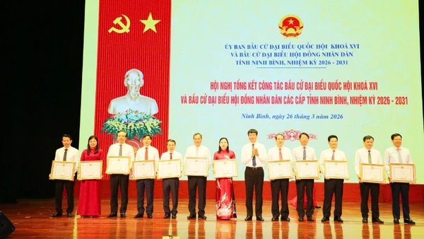 Đồng chí Trần Huy Tuấn, Ủy viên Trung ương Đảng, Bí thư Tỉnh ủy Ninh Bình trao Bằng khen của Chủ tịch Ủy ban nhân dân tỉnh cho các cá nhân có thành tích xuất sắc trong công tác bầu cử.