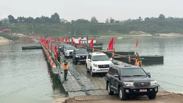 Cầu phao Đoan Hùng nối đôi bờ sông Lô bảo đảm việc đi lại của người dân trong dịp Tết Nguyên đán.