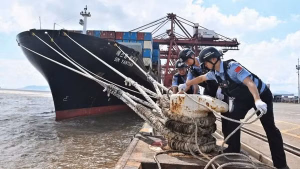 Lực lượng chức năng tỉnh Chiết Giang, Trung Quốc hỗ trợ neo đậu tàu thuyền tránh bão. (Ảnh: TÂN HOA XÃ)