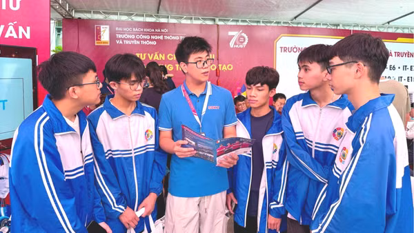 Học sinh tìm hiểu thông tin tại Ngày hội Lựa chọn nguyện vọng xét tuyển đại học, cao đẳng 2026. (Ảnh: QUỲNH NGUYỄN)