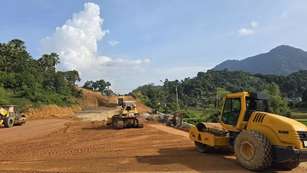 Tranh thủ ngày nắng, nhà thầu dồn phương tiện, nhân lực thi công dự án mở rộng tuyến cao tốc Chợ Mới-Bắc Kạn.
