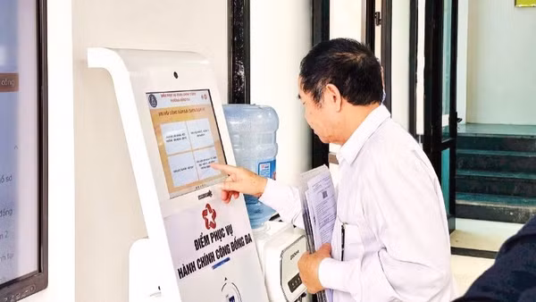 Người dân có thể thực hiện các thủ tục dịch vụ công trực tuyến toàn trình về bảo hiểm xã hội, bảo hiểm y tế tại Hà Nội. (Ảnh nhandan.vn)