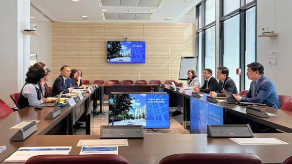 Đoàn làm việc tại Cơ quan Năng lượng hạt nhân, OECD. (Ảnh do đoàn cung cấp) 