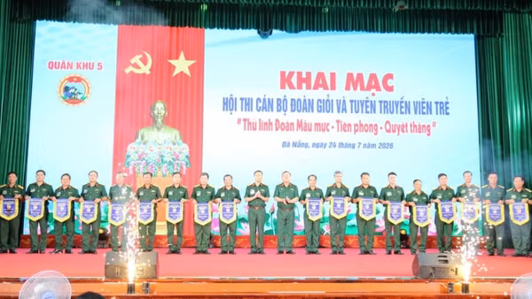 Ban tổ chức tặng cờ lưu niệm cho các đội thi.