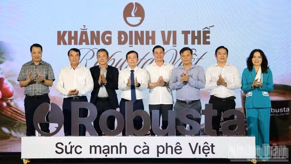 Đại biểu thực hiện nghi thức công bố dự án "Khẳng định vị thế robusta Việt". 