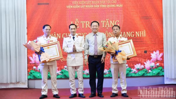 Hai cá nhân ngành Kiểm sát nhân dân tỉnh Quảng Ngãi vinh dự đón nhận Huân chương Lao động hạng Nhì của Chủ tịch nước trao tặng vì có thành tích xuất sắc trong quá trình công tác, góp phần vào sự nghiệp xây dựng chủ nghĩa xã hội và bảo vệ Tổ quốc.
