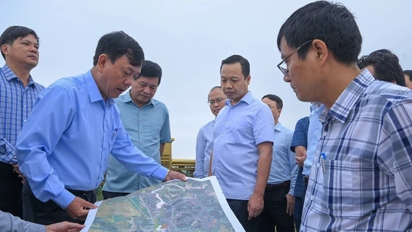 Các đồng chí lãnh đạo Tỉnh ủy, Ủy ban nhân dân tỉnh Điện Biên kiểm tra tiến độ thi công tại Dự án quản lý đa thiên tai lưu vực sông Nậm Rốm. (Ảnh: DIỆP CHI)