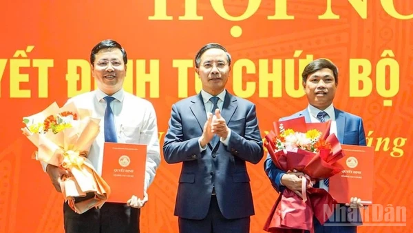 Chủ tịch Ủy ban nhân dân thành phố Đà Nẵng Phạm Đức Ấn trao các quyết định bổ nhiệm ông Nguyễn Minh Huy và ông Nguyễn Văn Thường. 