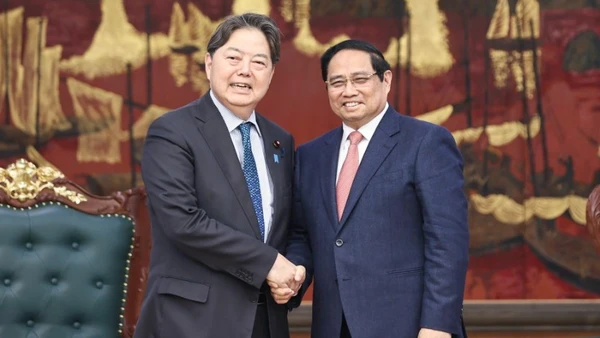 Thủ tướng Phạm Minh Chính và ông Hayashi Yoshimasa, Bộ trưởng Nội vụ và Truyền thông Nhật Bản. (Ảnh: Trần Hải)