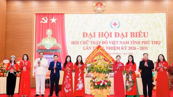 Đồng chí Bùi Thị Minh, Phó Bí thư Tỉnh ủy, Chủ tịch Ủy ban Mặt trận Tổ quốc Việt Nam tỉnh Phú Thọ tặng hoa chúc mừng Đại hội.