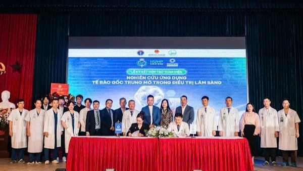 Đại diện hai đơn vị ký kết thỏa thuận hợp tác toàn diện.