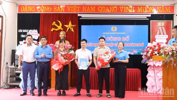 Đồng chí Tẩn Minh Long, Phó Chủ tịch Ủy ban Mặt trận Tổ quốc Việt Nam tỉnh, Chủ tịch Liên đoàn Lao động tỉnh Điện Biên trao quyết định thành lập công đoàn cơ sở cho Công ty Him Lam Group. 