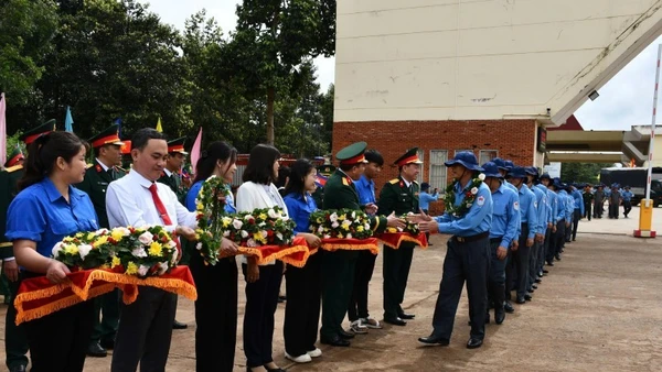 Lãnh đạo Bộ Tư lệnh Quân khu 7, Bộ Chỉ huy quân sự tỉnh Tây Ninh, các sở, ngành và địa phương tặng hoa cán bộ, chiến sĩ đi làm nhiệm vụ.