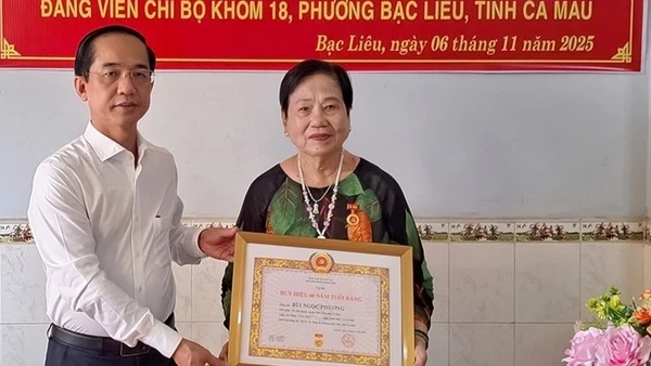 Đồng chí Hồ Thanh Thủy, Phó Bí thư Tỉnh ủy Cà Mau trao Huy hiệu 60 năm tuổi Đảng cho đồng chí Bùi Ngọc Phương - nguyên Hiệu trưởng Trường Trung học Y tế Bạc Liêu (nay thuộc tỉnh Cà Mau).