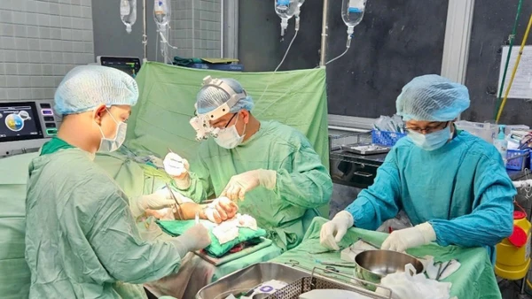 Ê-kíp bác sĩ Bệnh viện Chợ Rẫy trải qua ca phẫu thuật 12 tiếng. 