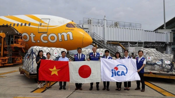 Đại diện Bộ Nông nghiệp và Môi trường tiếp nhận hàng viện trợ của Cơ quan Hợp tác quốc tế Nhật Bản (JICA) tặng người dân Bắc Ninh. (Ảnh: Cục Quản lý đê điều và Phòng, chống thiên tai)