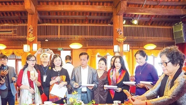 Các chuyên gia và nghệ nhân ẩm thực chấm điểm cuộc thi nấu cỗ truyền thống Bát Tràng.