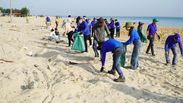 Phong trào “Ngày Chủ nhật xanh - Hãy làm sạch biển” tại bãi biển Thuận An, thành phố Huế. (Ảnh BTC)