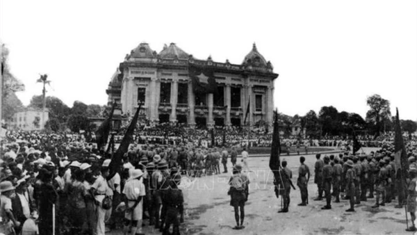 Những ngày Tháng Tám sôi sục ở Thủ đô Hà Nội. Cách mạng Tháng Tám mở ra một thời đại mới ở Việt Nam, thời đại nhân dân Việt Nam làm chủ đất nước, làm chủ vận mệnh của chính mình. (Ánh: TTXVN)