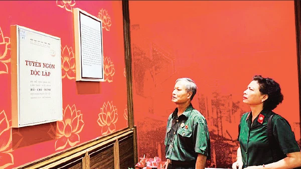 Các cựu chiến binh tham quan triển lãm văn kiện lịch sử “Tuyên ngôn Độc lập” tại Di tích Nhà số 48 Hàng Ngang, Hà Nội. (Ảnh BQL)