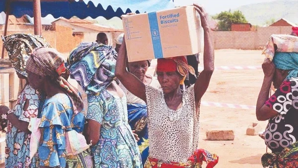 Người dân ở Nam Kivu, Cộng hòa Dân chủ Congo nhận hàng viện trợ.