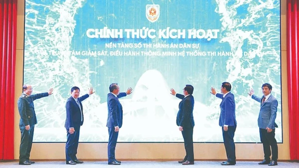 Lãnh đạo Chính phủ, Bộ Tư pháp, Cục Quản lý thi hành án dân sự và Tập đoàn công nghệ FPT nhấn nút kích hoạt khai trương Nền tảng số thi hành án dân sự.
