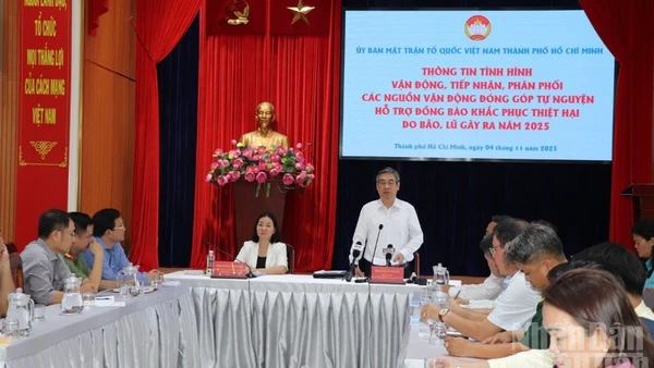 Phó Bí thư Thành ủy, Chủ tịch Ủy ban Mặt trận Tổ quốc Việt Nam Thành phố Hồ Chí Minh Nguyễn Phước Lộc phát biểu tại buổi họp.