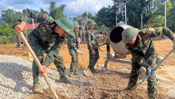 Cán bộ, chiến sĩ thuộc Bộ Chỉ huy quân sự tỉnh Lai Châu triển khai xây dựng nhà ở cho người dân bị mất nhà trong lũ tại nơi ở mới.