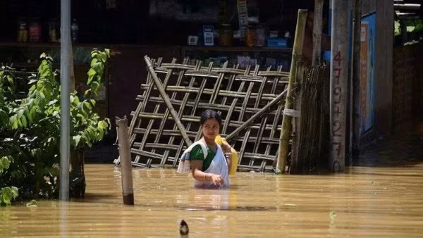 Nhiều nơi ở bang Assam ngập sâu trong nước lũ. (Ảnh: TÂN HOA XÃ)